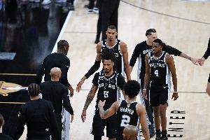 大塘控股vs广州玉岩直播_全场进球集锦_现场高清回放